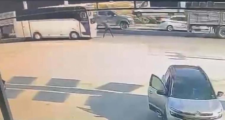Korkunç kaza: Midibüsün çarptığı servis şoförü öldü